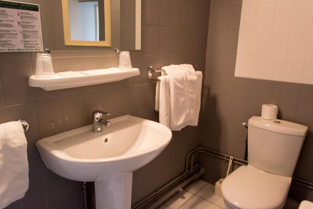 Hotel De Flandre كومبيينْيِ الغرفة الصورة